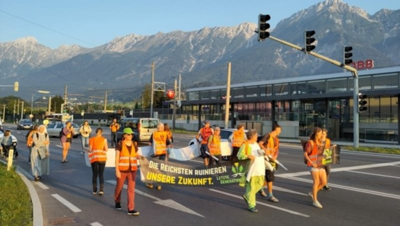 Die Letzte Generation beim Protest im Bereich Rum bei Innsbruck. (Bild: Letzte Generation Österreich)