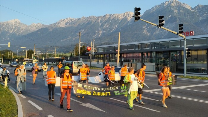 Montagfrüh in Rum bei Innsbruck beim neuen Bahnhof: Aktivisten blockierten die Tiroler Straße in beide Richtungen. 