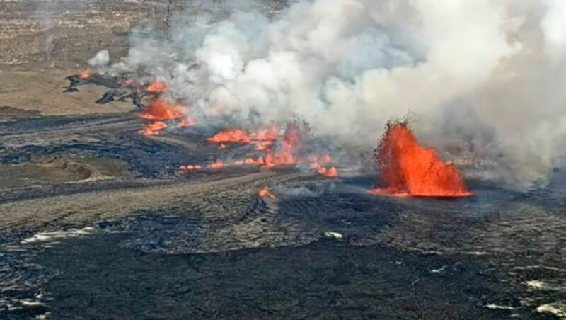 Der Kilauea - er gilt als einer der aktivsten Vulkane der Welt - spuckt wieder Lava. (Bild: U.S. Geological Survey via AP)