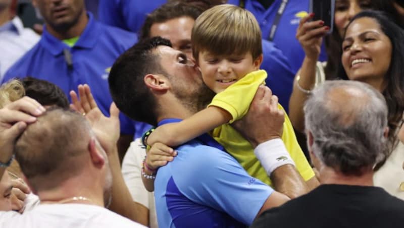 Dann wurde auch Sohnemann Stefan umarmt und geküsst. (Bild: APA/Getty Images via AFP/GETTY IMAGES/CLIVE BRUNSKILL)