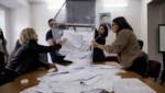 Mitglieder der Wahlkommission in der von Russland kontrollierten Region Donezk bereiten sich auf die Auszählung der Stimmzettel vor. (Bild: ASSOCIATED PRESS)