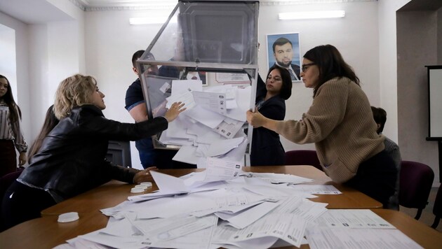 Mitglieder der Wahlkommission in der von Russland kontrollierten Region Donezk bereiten sich auf die Auszählung der Stimmzettel vor. (Bild: ASSOCIATED PRESS)