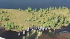 Einheimische helfen zusammen, um eine Insel zu verschieben