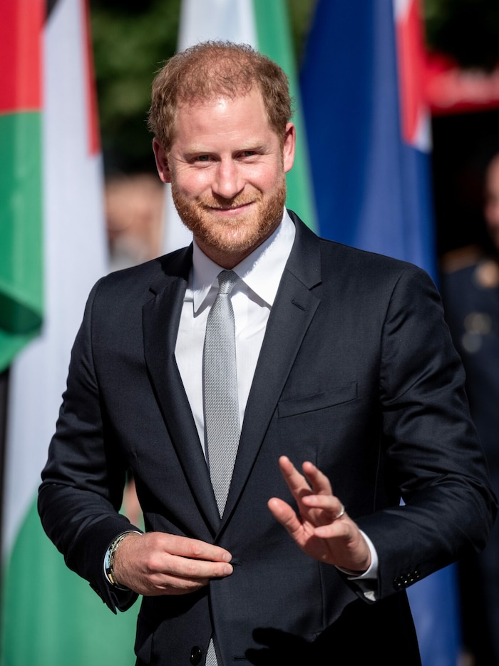 Zugleich beschäftigt sie Harrys Hände.