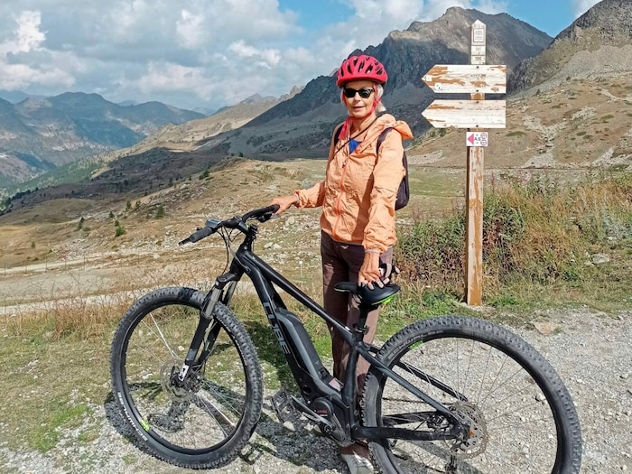 Mit dem Rad geht’s auf den Col de la Lombarde in 2350 m Seehöhe, zu Fuß den Baou de ...