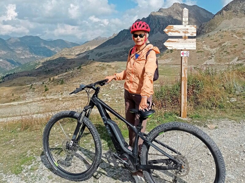 Mit dem Rad geht’s auf den Col de la Lombarde in 2350 m Seehöhe, zu Fuß den Baou de Saint-Jeannet - mit Blick auf de Bucht von Nizza. (Bild: Brigitte Egger)