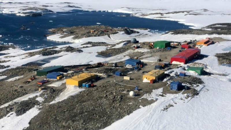 Ein Australier, der auf der abgelegenen Casey-Station (Bild) im östlichen Teil der Antarktis erkrankt war, kehrt nach einer aufwendigen Rettungsaktion mit einem Eisbrecher in die Heimat zurück. (Bild: AP)