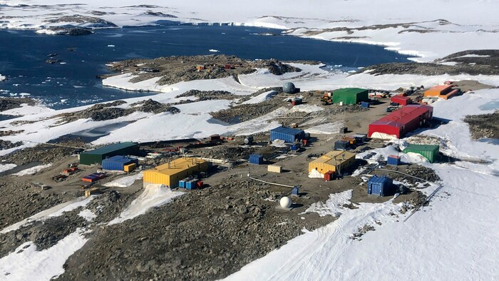 Ein Australier, der auf der abgelegenen Casey-Station (Bild) im östlichen Teil der Antarktis erkrankt war, kehrt nach einer aufwendigen Rettungsaktion mit einem Eisbrecher in die Heimat zurück.