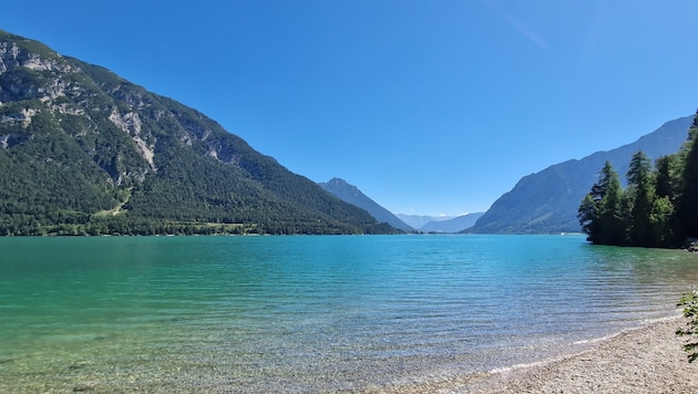 Am idyllischen Achensee (Archivbild) kam es zum folgenschweren Wanderunfall. (Bild: Hubert Rauth (Symbolbild))