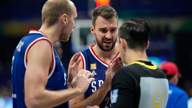 Die serbischen Spieler beschweren sich beim Referee. (Bild: AP)