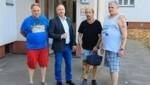V.l.: Otto B. mit FPÖ-Wohnombudsmann Michael Niegl und weiteren betroffenen Mieterin des Gemeindebaus. (Bild: Zwefo)