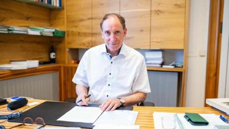 „Aus Tierschutzsicht ist es nun jedenfalls sehr erfreulich und mein Dank gilt auch der ‘Pfotenhilfe Lochen‘, die sich des kleinen Schafs angenommen hat, so Tierschutzminister Rauch. (Bild: Sozialministerium )