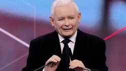 Wahlkampf auf Polnisch: Jaroslaw Kaczynski erhält einen Anfruf vom deutschen Bundeskanzler und legt einfach auf. (Bild: AP)