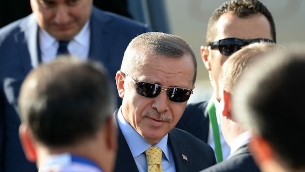 Der türkische Präsident Recep Tayyip Erdogan, umringt von einigen seiner Leibwächter (Bild: AFP)