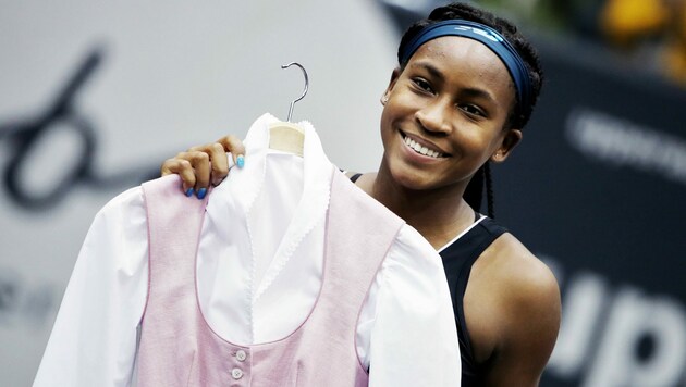 Coco Gauff erhielt nach ihrem ersten WTA-Turniersieg 2019 in Linz von Turnierdirektorin Sandra Reichel und ihrem Team ein Dirndl geschenkt. (Bild: GEPA pictures)