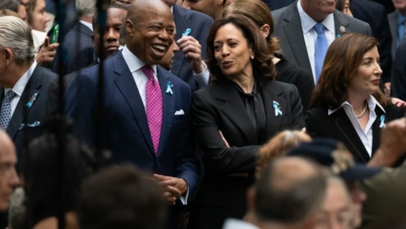 Ein trauriger Anlass, eine Gedenkfeier. Doch New Yorks Bürgermeister Eric Adams und Vizepräsidentin Kamala Harris waren bester Laune. (Bild: Spencer Platt/Getty Images/AFP )