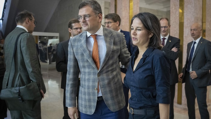 Baerbock mit ihrem Amtskollegen Kuleba in Kiew