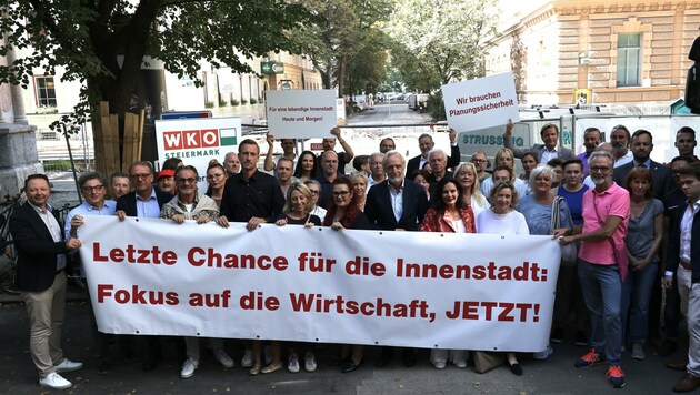 Protestaktion: Die Unternehmer gingen am Montag auf die Straße (Bild: Christian Jauschowetz)