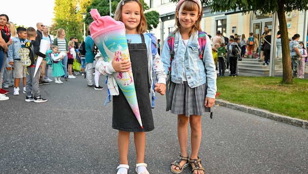 Sophie Haslhofer (6) und Johanna Leber-Baloh (8) sind Nachbarinnen in Moos bei Enns. Dass es für sie derzeit keinen Schulbus mehr gibt, ist für die Eltern der beiden Mädchen eine große Belastung. (Bild: Dostal Harald)