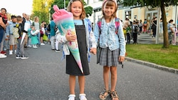 Sophie Haslhofer (6) und Johanna Leber-Baloh (8) sind Nachbarinnen in Moos bei Enns. Dass es für sie derzeit keinen Schulbus mehr gibt, ist für die Eltern der beiden Mädchen eine große Belastung. (Bild: Dostal Harald)