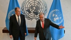 Russlands Außenminister Sergej Lawrow mit UN-Chef António Guterres (Bild: AFP)