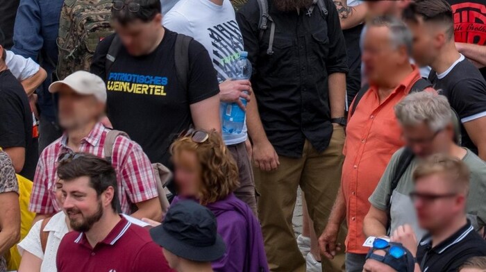Bei einer Demonstration der Identitären am 29. Juli in Wien wurde Dürnberger (li.) abgelichtet.