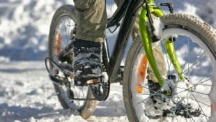 Der Radfahrer war für die Schneefahrbahn schlecht ausgerüstet und erschöpft (Symbolbild).  (Bild: stock.adobe.com)