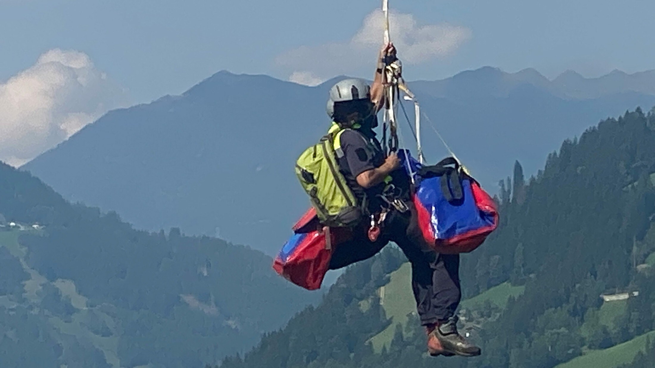 Schock Für Begleiter - Wanderer Stürzte Im Zillertal 300 Meter In Den ...