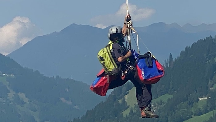 Die Leiche wurde mittels Polizeihubschrauber ins Tal geflogen.