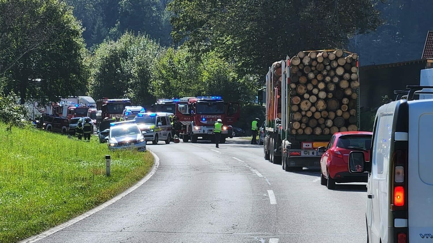 Unfalldrama In Kärnten - Autodach Und Scheibe Durchbohrt: Lenkerin ...