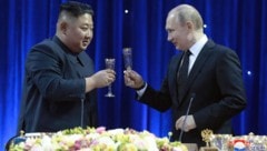 Nordkoreas Machthaber Kim Jong-un (links) und Kreml-Chef Wladimir Putin (rechts) könnten Waffengeschäfte für den Ukraine-Krieg machen. (Bild: APA/AFP/KCNA VIA KNS/STR)