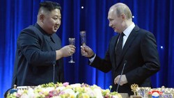 Nordkoreas Machthaber Kim Jong-un (links) und Kreml-Chef Wladimir Putin (rechts) könnten Waffengeschäfte für den Ukraine-Krieg machen. (Bild: APA/AFP/KCNA VIA KNS/STR)