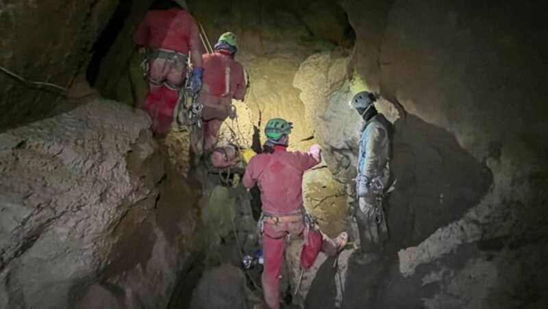 Nach neun Tagen ist ein auf einer Expedition in der Türkei schwer erkrankter US-Höhlenforscher aus mehr als 1000 Metern Tiefe gerettet worden. (Bild: AP)