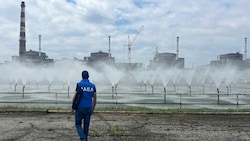 Dieses von der Internationalen Atomenergie-Organisation (IAEA) veröffentlichte Foto zeigt einen Mitarbeiter in der Nähe des Kernkraftwerks Saporischschja in Enerhodar, Oblast Saporischschja. (Bild: APA/AFP/International Atomic Energy Agency)
