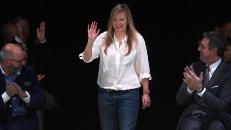 Sarah Burton verlässt Alexander McQueen (Bild: APA/AP Photo/Christophe Ena)