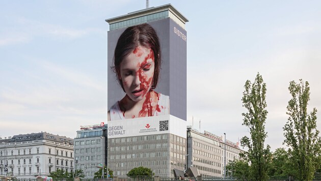 Bis Ende Oktober verhüllt das Bild „My Sister“ den Ringturm. (Bild: Gottfried Helnwein/Hertha Hurnaus/Wiener Städtische Versicherungsverein)