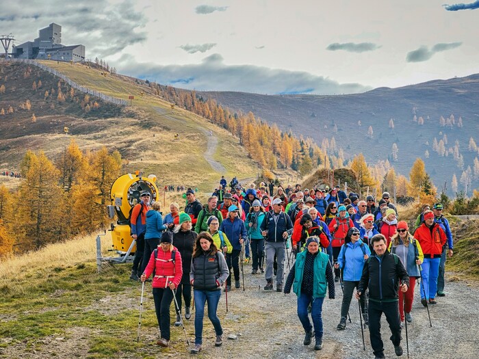Zu viele Erinnerungsfotos mit Skilegende Franz Klammer ist beim gemeinsamen Wandern genügend ...