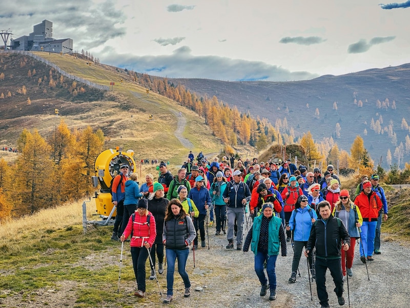 Zu viele Erinnerungsfotos mit Skilegende Franz Klammer ist beim gemeinsamen Wandern genügend Zeit. (Bild: Hannes Wallner)