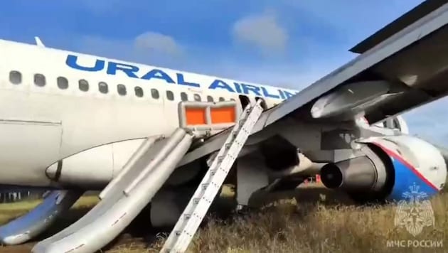 Ein russisches Passagierflugzeug mit mehr als 160 Menschen an Bord ist am Dienstag in Sibirien notgelandet. (Bild: AFP/Russian emergency ministry)
