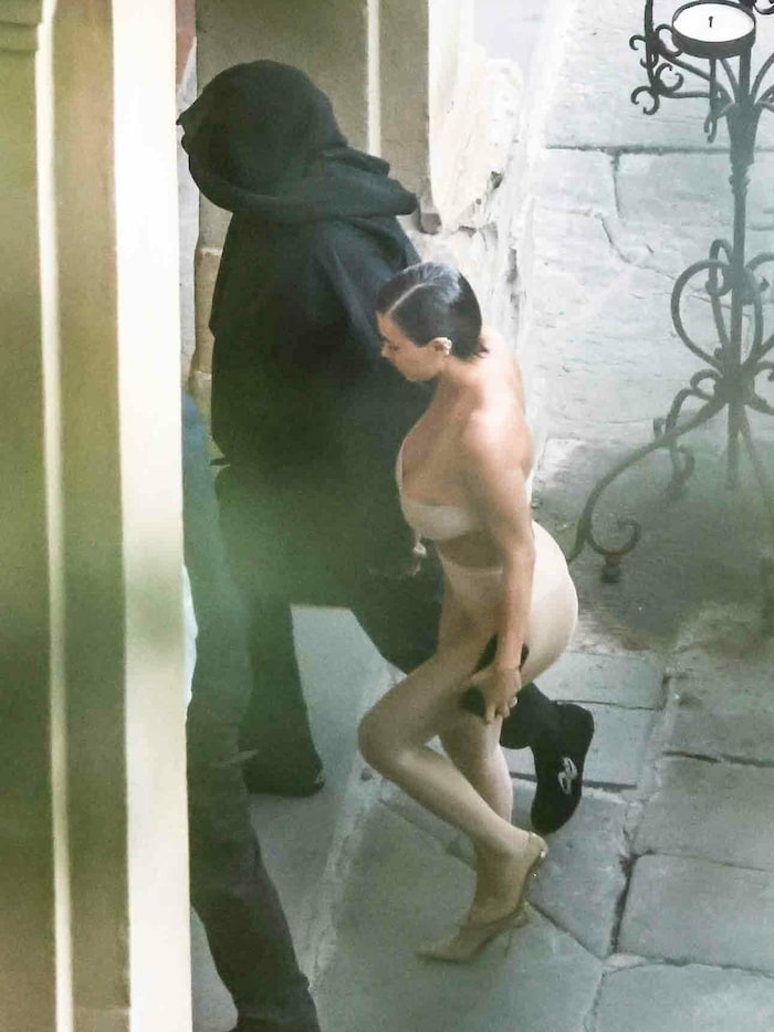 Kanye West, ganzkörperverhüllt, und seine kaum gekleidete Frau Bianca Censori in Florenz