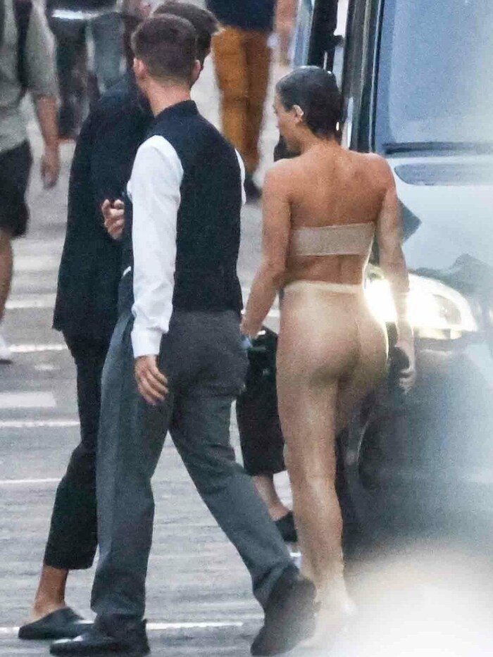 Bianca Censori trägt nur Strumphosen, BH und High-Heels.