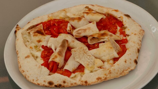 Pizzaboden auf der Pizza - so isst man das auf Sizilien und im Tennengau