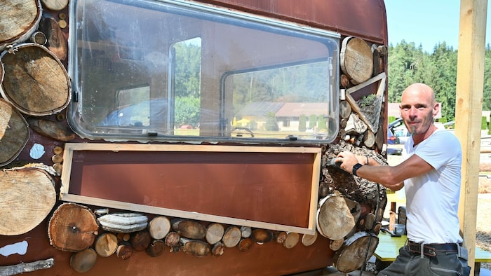 Der alte Wohnwagen wurde von Alexander Podesser umgebaut. Er steht am Waldrand in Leibsdorf, ist aber jederzeit mobil. 