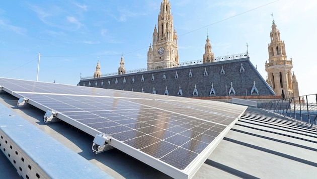 Viyana Belediye Binası'nda geçen yıldan bu yana bir fotovoltaik sistem kullanılıyor. (Bild: Groh Klemens)