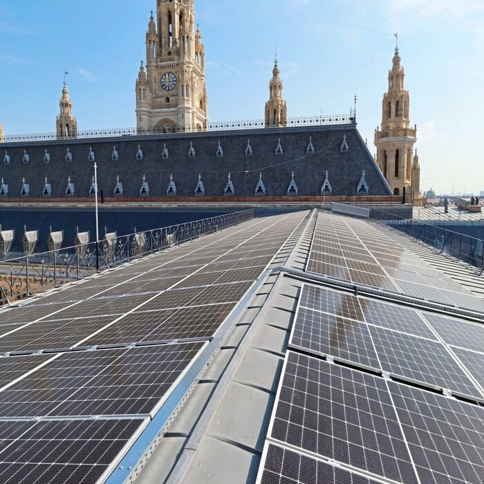 Photovoltaik am Rathausdach.