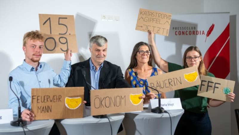 Bernhard Steindl (Freiwillige Feuerwehr), Klimaökonom Karl Werner Steininger (Wegener Center der Universität Graz), Biobäuerin Maria Vogt und Klara König (Fridays For Future Austria) (Bild: APA/GEORG HOCHMUTH)