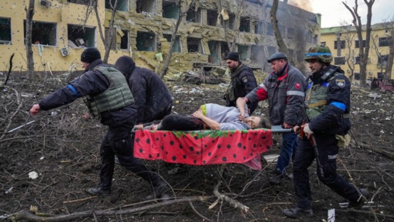 Das ist das „World Press Photo of the Year“ 2023. Eine hochschwangere Frau wird aus den Trümmern der zuvor von russischen Raketen getroffenen Geburtsklinik in Mariupol geborgen. Ihr Kind kommt tot auf die Welt, sie stirbt eine halbe Stunde später. (Bild: Evgeniy Maloletka)