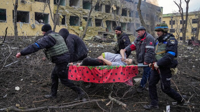 Das ist das „World Press Photo of the Year“ 2023. Eine hochschwangere Frau wird aus den ...