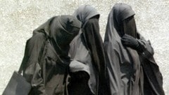 Mädchen in Ägypten mit Nikab - in den Schulen sind solche Outfits künftig tabu. (Bild: AFP)