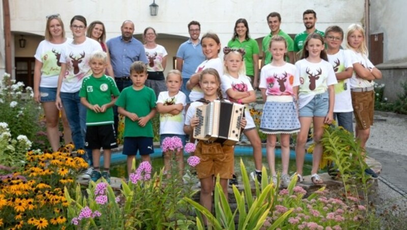 Alle zusammen: Brombergs Bürgermeister Josef Schrammel mit der Kindervolkstanzgruppe, der SC Hochwolkersdorf-Bromberg, der Dorferneuerungsverein und die Landjugend von Bromberg. (Bild: Doris SEEBACHER)